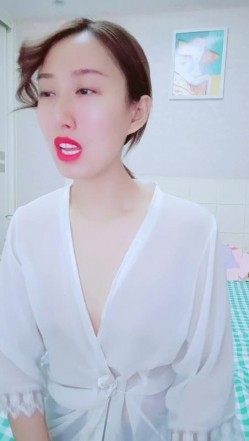 无毛良家深夜勾搭大哥激情啪啪，全程露脸大哥好急啊，掰开骚穴就舔69口交大鸡巴，多体位爆草抽插浪叫呻吟 截图2
