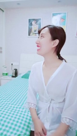 无毛良家深夜勾搭大哥激情啪啪，全程露脸大哥好急啊，掰开骚穴就舔69口交大鸡巴，多体位爆草抽插浪叫呻吟 截图3