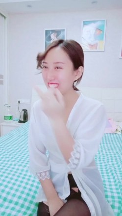 无毛良家深夜勾搭大哥激情啪啪，全程露脸大哥好急啊，掰开骚穴就舔69口交大鸡巴，多体位爆草抽插浪叫呻吟 截图4