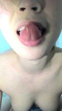 【健身教练真的很深】，露脸，性感女神，拒绝道具，一根手指就水汪汪，难得一见的极致好身材 截图16