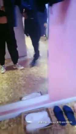 夜场妈咪性感美少妇约炮靠小姐吃饭的小白脸鸡头到情趣酒店开房啪啪 截图1