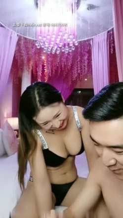 夜场妈咪性感美少妇约炮靠小姐吃饭的小白脸鸡头到情趣酒店开房啪啪 截图3