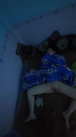 半夜爬出租房窗户偷拍刚毕业的打工妹不穿内裤叉开腿在睡觉,冒死开闪光灯拍她的逼 截图2