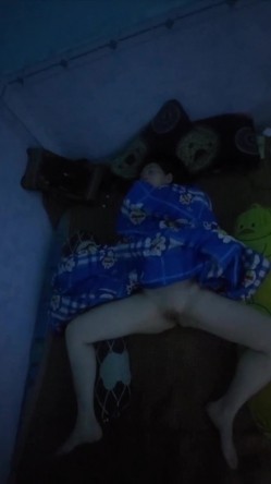 半夜爬出租房窗户偷拍刚毕业的打工妹不穿内裤叉开腿在睡觉,冒死开闪光灯拍她的逼 截图3