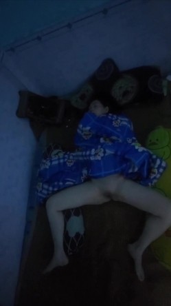 半夜爬出租房窗户偷拍刚毕业的打工妹不穿内裤叉开腿在睡觉,冒死开闪光灯拍她的逼 截图4