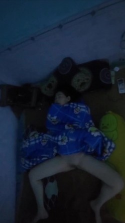半夜爬出租房窗户偷拍刚毕业的打工妹不穿内裤叉开腿在睡觉,冒死开闪光灯拍她的逼 截图5