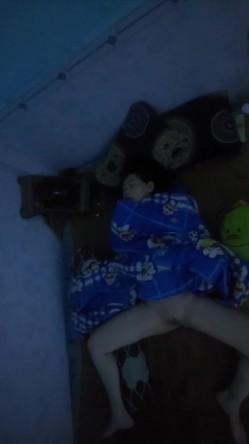 半夜爬出租房窗户偷拍刚毕业的打工妹不穿内裤叉开腿在睡觉,冒死开闪光灯拍她的逼 截图6