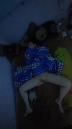 半夜爬出租房窗户偷拍刚毕业的打工妹不穿内裤叉开腿在睡觉,冒死开闪光灯拍她的逼 截图7