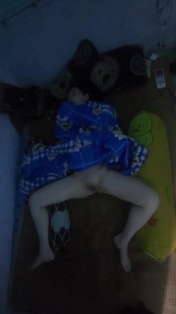 半夜爬出租房窗户偷拍刚毕业的打工妹不穿内裤叉开腿在睡觉,冒死开闪光灯拍她的逼 截图8