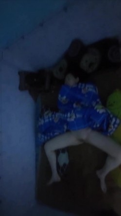 半夜爬出租房窗户偷拍刚毕业的打工妹不穿内裤叉开腿在睡觉,冒死开闪光灯拍她的逼 截图10