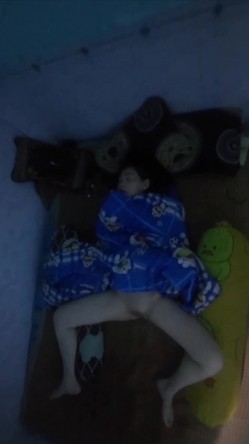 半夜爬出租房窗户偷拍刚毕业的打工妹不穿内裤叉开腿在睡觉,冒死开闪光灯拍她的逼 截图11