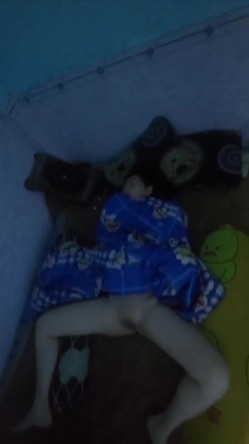半夜爬出租房窗户偷拍刚毕业的打工妹不穿内裤叉开腿在睡觉,冒死开闪光灯拍她的逼 截图12