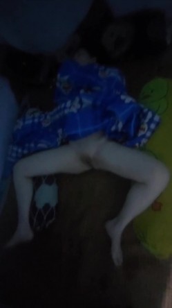 半夜爬出租房窗户偷拍刚毕业的打工妹不穿内裤叉开腿在睡觉,冒死开闪光灯拍她的逼 截图13