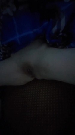 半夜爬出租房窗户偷拍刚毕业的打工妹不穿内裤叉开腿在睡觉,冒死开闪光灯拍她的逼 截图15