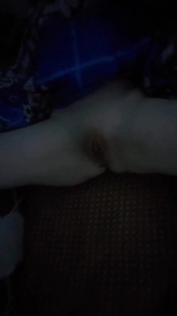 半夜爬出租房窗户偷拍刚毕业的打工妹不穿内裤叉开腿在睡觉,冒死开闪光灯拍她的逼 截图16