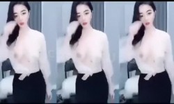 【极品稀缺 ️网易现役网红美女】最新藏宝图之燃爆女神 万元定制露脸 罕见全裸 明星颜值 火辣身材 截图1