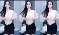 【极品稀缺 ️网易现役网红美女】最新藏宝图之燃爆女神 万元定制露脸 罕见全裸 明星颜值 火辣身材 截图4