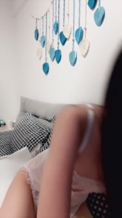 【菠萝吹吹】小兔子张张! 纯欲母狗校花 奶子很正圆而美 性感开档情趣服 主动吃鸡无套啪啪 内射 截图2