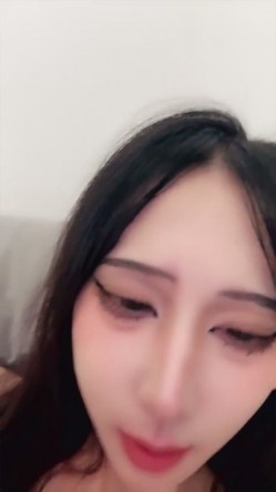 【菠萝吹吹】小兔子张张! 纯欲母狗校花 奶子很正圆而美 性感开档情趣服 主动吃鸡无套啪啪 内射 截图14