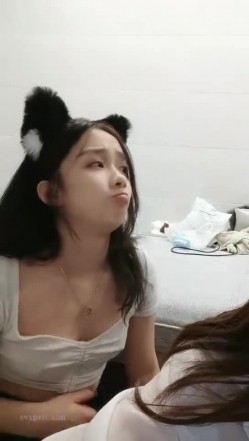极品高颜冷艳御姐，反差小妈感女主播「金刚护撸娃」「小奶猫」激情淫语撩骚，和姐妹下海大秀，互舔互口假鸡巴互插 截图6
