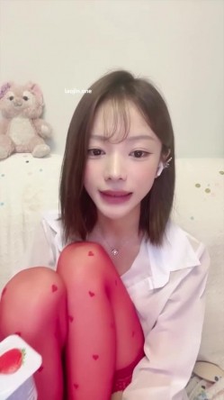 小模特业余兼职，【彩色的小熊宝宝】，细腰大奶，刚剃毛不久，颜值高明星脸 截图3