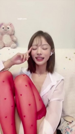 小模特业余兼职，【彩色的小熊宝宝】，细腰大奶，刚剃毛不久，颜值高明星脸 截图4