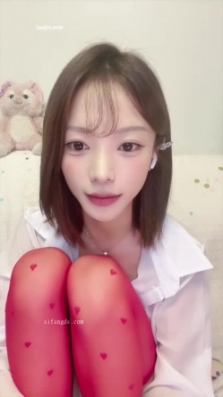 小模特业余兼职，【彩色的小熊宝宝】，细腰大奶，刚剃毛不久，颜值高明星脸 截图5