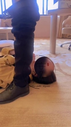 推特潮汕DOM绿帽调教大神【渡先生】私拍，各种羞辱M贱母狗，圣水口水毒龙吞精踩脸臭袜终极玩肏 截图1