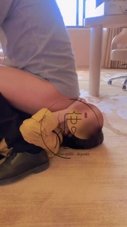 推特潮汕DOM绿帽调教大神【渡先生】私拍，各种羞辱M贱母狗，圣水口水毒龙吞精踩脸臭袜终极玩肏 截图3