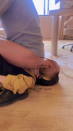 推特潮汕DOM绿帽调教大神【渡先生】私拍，各种羞辱M贱母狗，圣水口水毒龙吞精踩脸臭袜终极玩肏 截图4