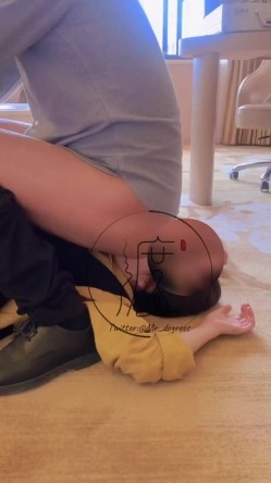 推特潮汕DOM绿帽调教大神【渡先生】私拍，各种羞辱M贱母狗，圣水口水毒龙吞精踩脸臭袜终极玩肏 截图6