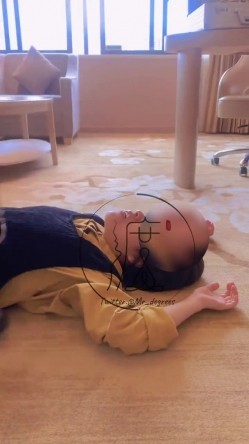 推特潮汕DOM绿帽调教大神【渡先生】私拍，各种羞辱M贱母狗，圣水口水毒龙吞精踩脸臭袜终极玩肏 截图7