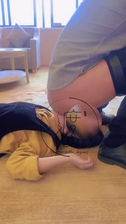 推特潮汕DOM绿帽调教大神【渡先生】私拍，各种羞辱M贱母狗，圣水口水毒龙吞精踩脸臭袜终极玩肏 截图8