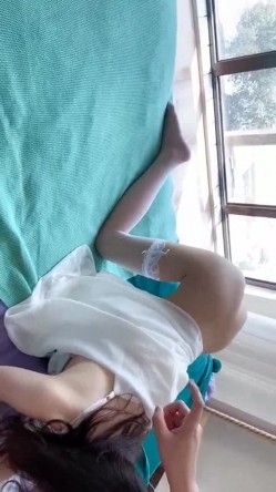 极品身材空姐女友性爱露出私拍被渣男友上传91视频流出 空姐制服翘美臀后入猛操 截图16