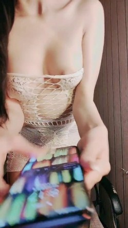 很哇塞的嗯哼a老师 ️就这种身材就这种颜值~尤其这个小舌头~又骚又浪 ️燃爆啦！太爱太喜欢啦！！ 截图1