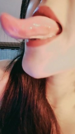 很哇塞的嗯哼a老师 ️就这种身材就这种颜值~尤其这个小舌头~又骚又浪 ️燃爆啦！太爱太喜欢啦！！ 截图7