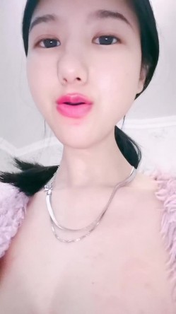 晞晞宝贝玩着玩着我妈突然进来了，我闺蜜当时在玩，我没玩，结果我妈走了之后，我被绊倒了，然后就坐在了炮机 截图10