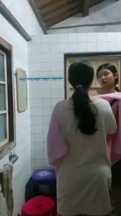 浴室暗藏摄像头偷拍表姐表妹一起洗澡,表妹说姐姐你下面长了好多毛毛 截图3