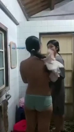 浴室暗藏摄像头偷拍表姐表妹一起洗澡,表妹说姐姐你下面长了好多毛毛 截图4