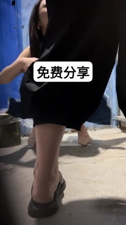 最新砍人收费裙群友免费分享 大排档全景偷拍好闺蜜陪着姐姐拉屎，调侃她下面B毛真多 截图1
