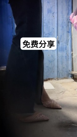 最新砍人收费裙群友免费分享 大排档全景偷拍好闺蜜陪着姐姐拉屎，调侃她下面B毛真多 截图2