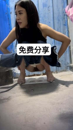 最新砍人收费裙群友免费分享 大排档全景偷拍好闺蜜陪着姐姐拉屎，调侃她下面B毛真多 截图3