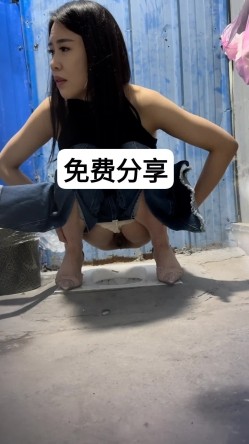 最新砍人收费裙群友免费分享 大排档全景偷拍好闺蜜陪着姐姐拉屎，调侃她下面B毛真多 截图4