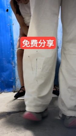 最新砍人收费裙群友免费分享 大排档全景偷拍好闺蜜陪着姐姐拉屎，调侃她下面B毛真多 截图8