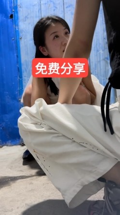 最新砍人收费裙群友免费分享 大排档全景偷拍好闺蜜陪着姐姐拉屎，调侃她下面B毛真多 截图10