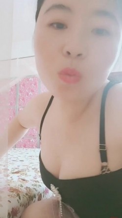 快手熟女『丽儿正能量』 Cos性感小护士手指插的黑逼直流水 截图5