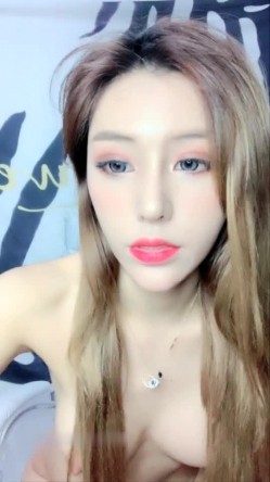 妖艳大红唇妹子全裸道具自慰秀 单腿黑丝床上振动棒后入抽插逼逼无毛诱人 截图3