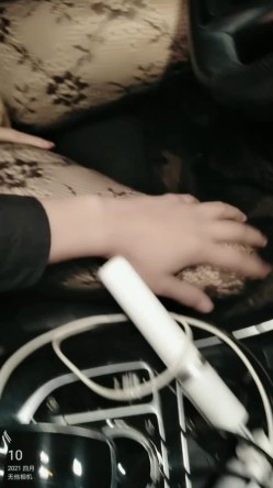 “鸡巴好硬~我要来高潮了”对话超淫荡，顶级骚母狗大奶妖媚【雪儿】群福利，户外车震3P淫声浪语骚得离谱 截图15