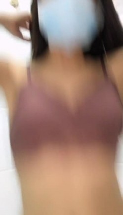 带着口罩还不错的长发新人美眉浴室全裸自慰秀特写BB呻吟诱惑不要错过 截图1