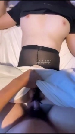 天上飞机最快！地上眼镜最骚！超级反差眼镜妹！骚骚的眼神必须狠狠操她，外表清纯靓丽床上风骚 截图14